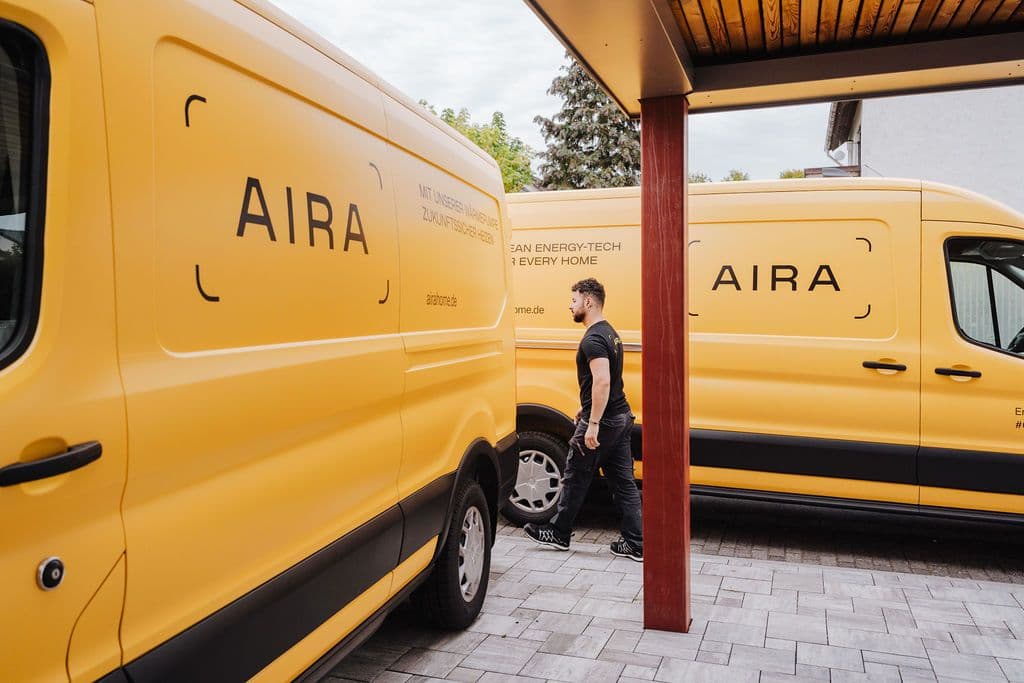 Wärmepumpen Installateur läuft zu seinem Transporter