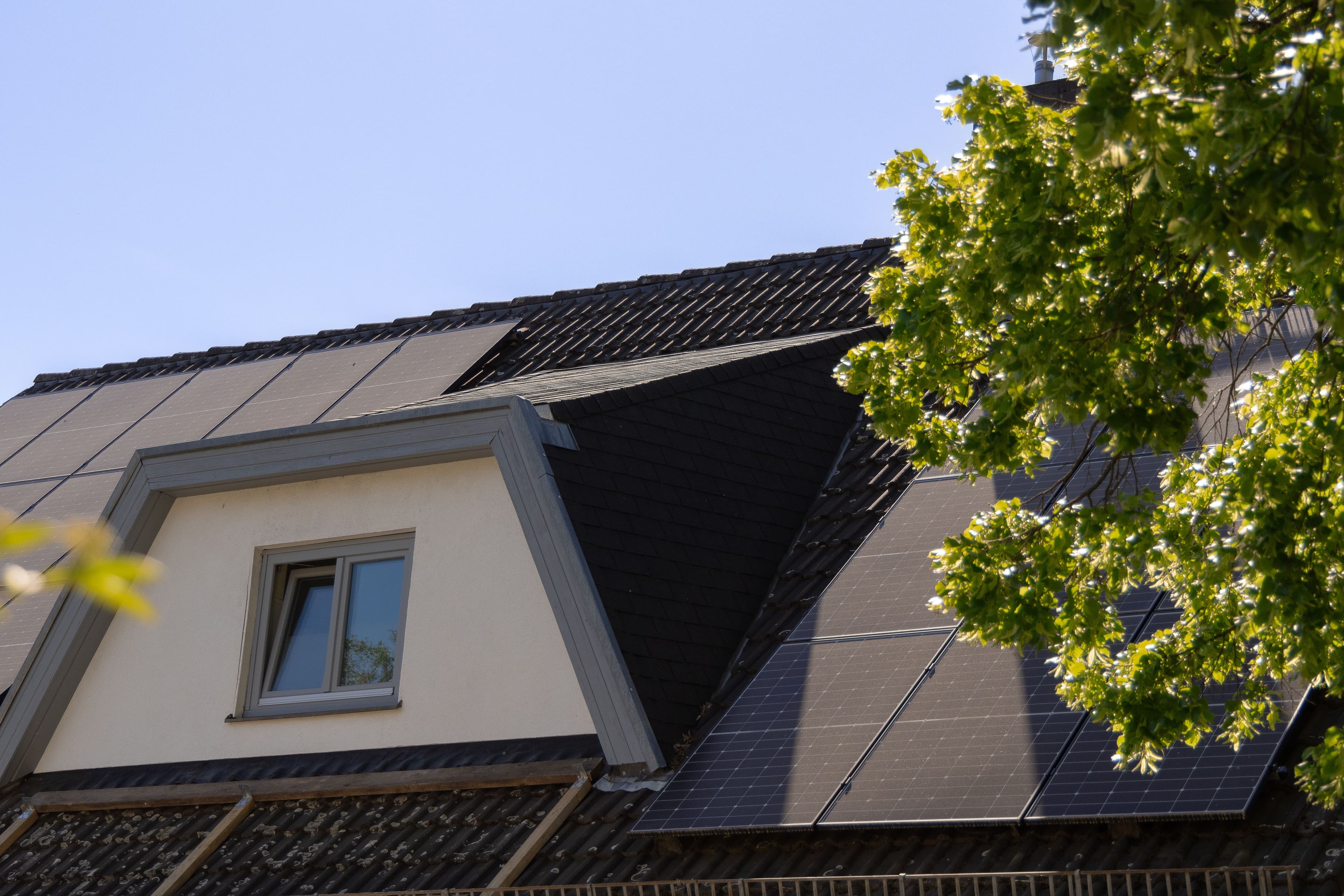 Roof with solar panals 